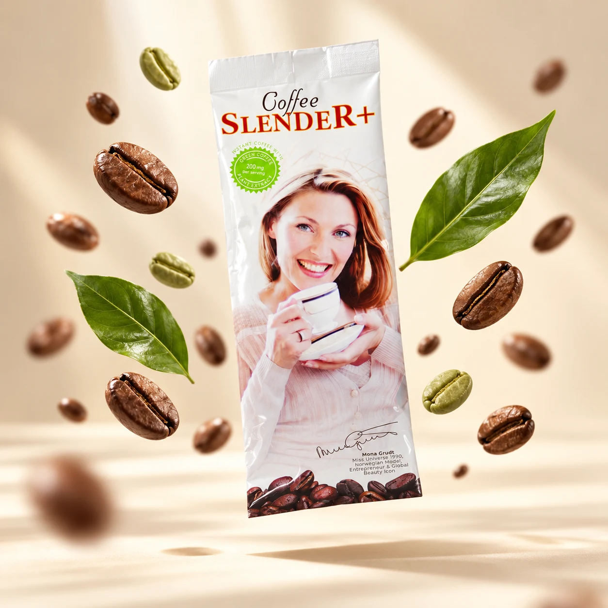 Coffee Slender+ instant kaffe-pose svevende blant kaffebønner og blader mot en lys bakgrunn.