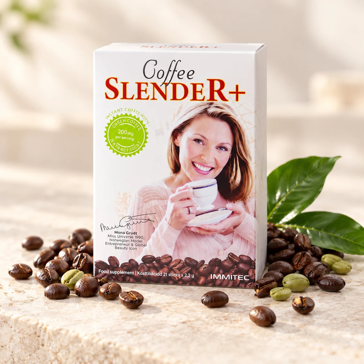 Coffee Slender sticks-pakken med 21 porsjonssticks, omgitt av kaffebønner og kaffeblader.