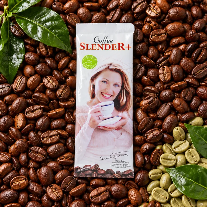 Coffee Slender+ posen med Mona Grudt på emballasjen, omgitt av brente kaffebønner, grønne kaffebønner og blader.