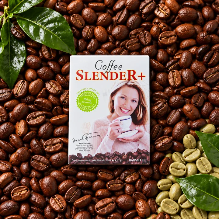 Coffee Slender sticks-boks med Mona Grudt på emballasjen, omgitt av brente kaffebønner, grønne kaffebønner og blader.