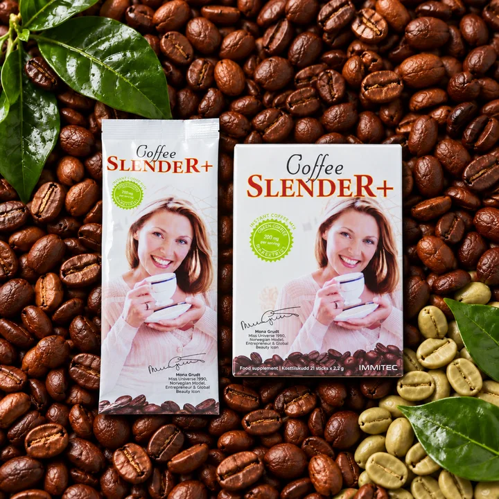 Coffee Slender+ posen og sticks-boks med Mona Grudt på emballasjen, omgitt av brente kaffebønner, grønne kaffebønner og blader.