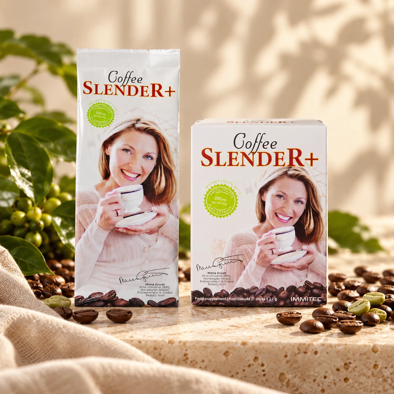 Coffee Slender+ pose og sticks-pakke på en lys steinbenk, omgitt av kaffebønner og grønne blader.